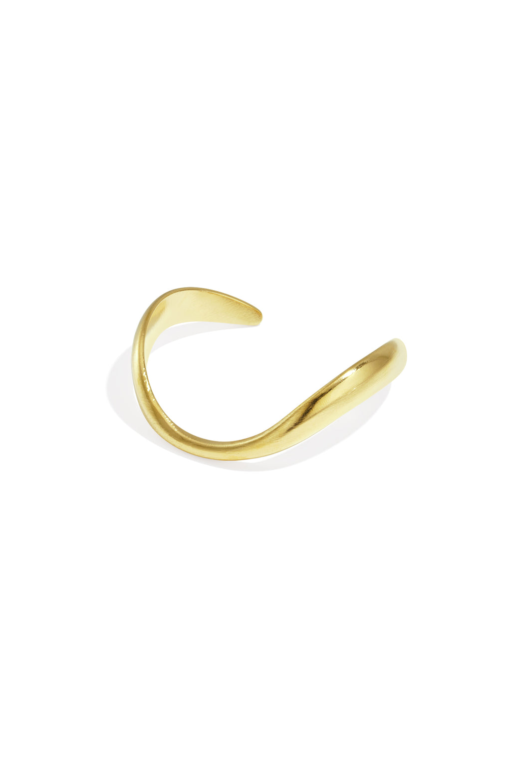 Goudkleurige open bangle armband met vloeiende organische vormgeving