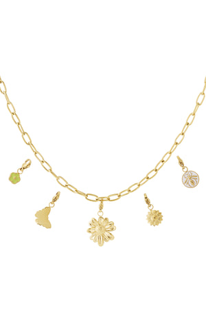 Gouden charm ketting met gedetailleerde bloem hangers met emaille accenten