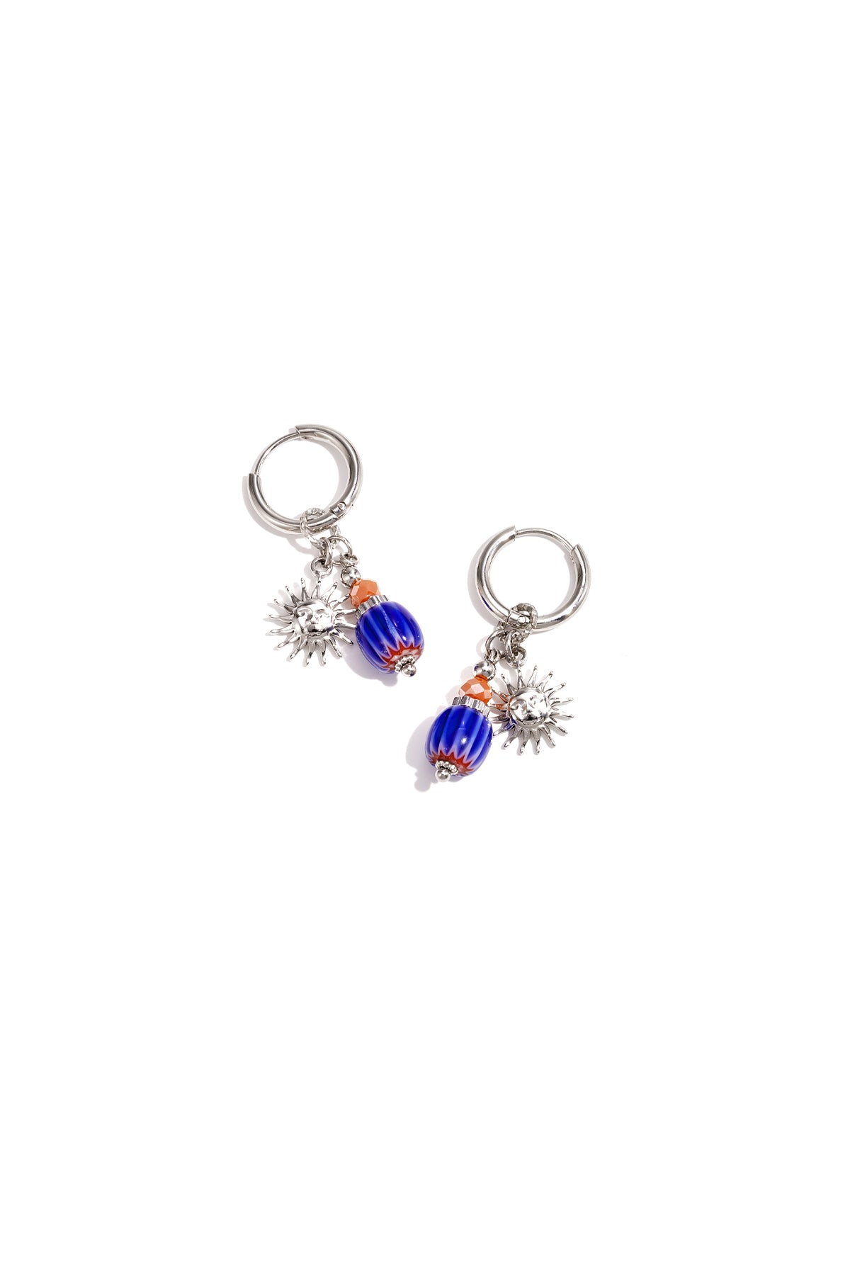 Goudkleurige hoepel oorbellen met zon charm en blauw kristalaccent