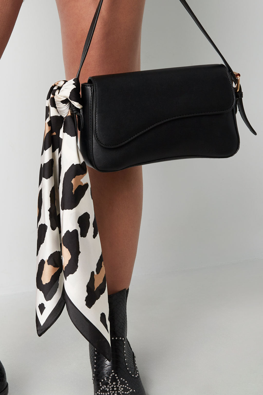 The Leo Scarf SERAMODE