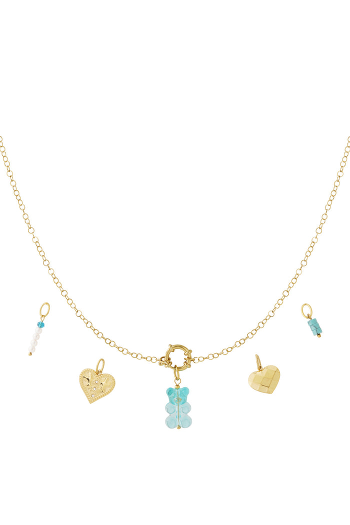 Gouden DIY charm ketting met blauw beertje, hartjes en geometrische charmes