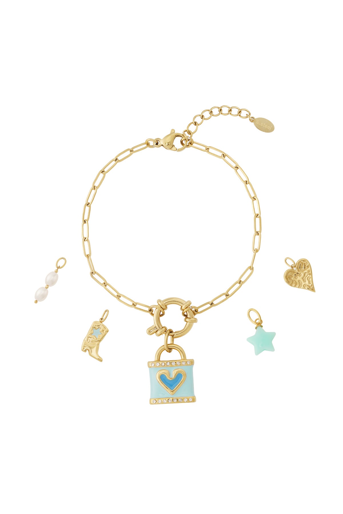 Gouden charm armband met blauw tasje, hart en laars hangers van emaille
