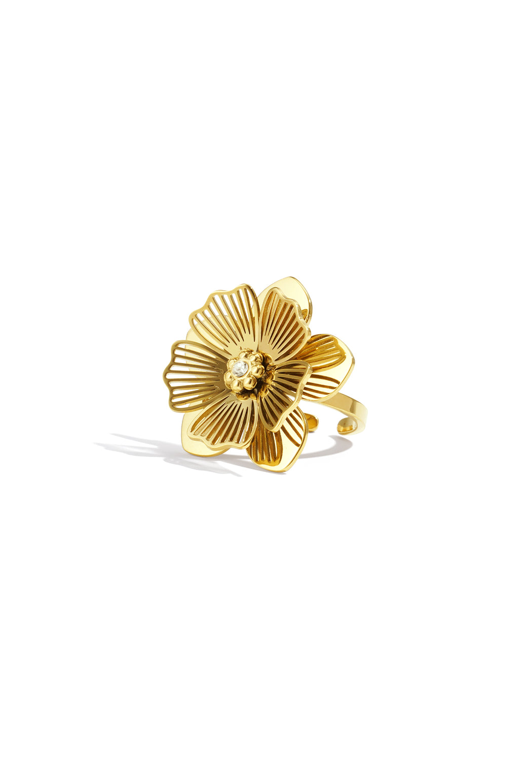 Gouden statement ring met gestructureerde bloem en kristalaccent