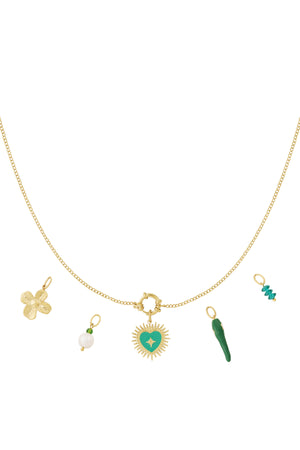 Goudkleurige DIY ketting met groene hart charmes, klaver en bloem hangers