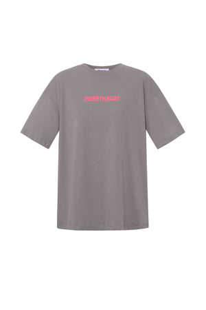 Grijs gebreid oversized shirt met roze letterprint op de borst