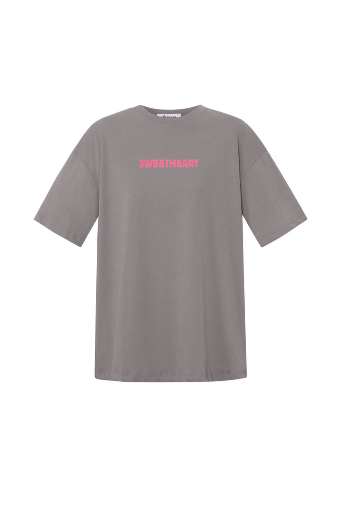 Grijs gebreid oversized shirt met roze letterprint op de borst