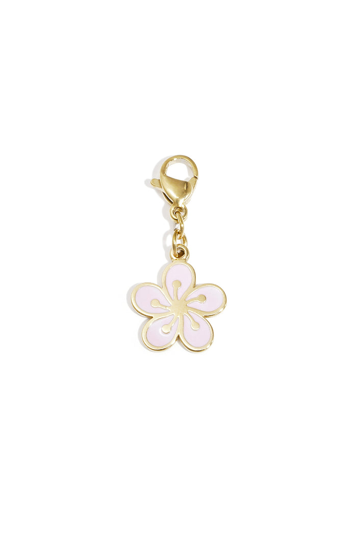 Roze emaille bloem charm met vijf blaadjes en goudkleurige karabijnhaak