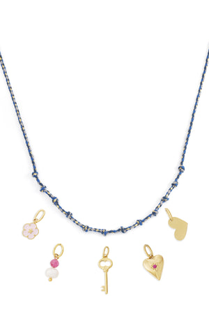 Blauwe katoenen ketting met gouden charmes hart bloem sleutel parel