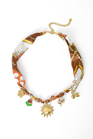 Bruine ketting met bloemensjaaal en goudkleurige zon en bloem charmes