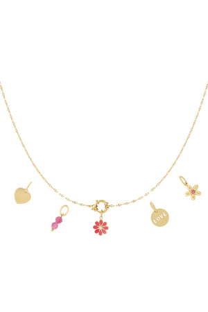Gouden charm ketting met rode bloem, muntje en sterretje hangers