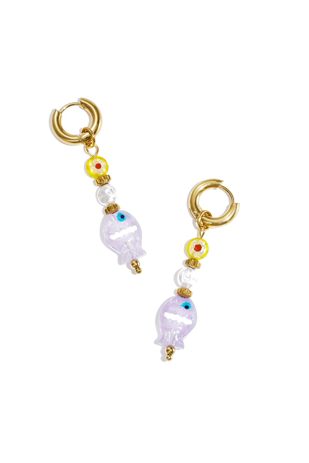 Gouden hoepel oorbellen met kleurrijke vis hangers in paars en blauw