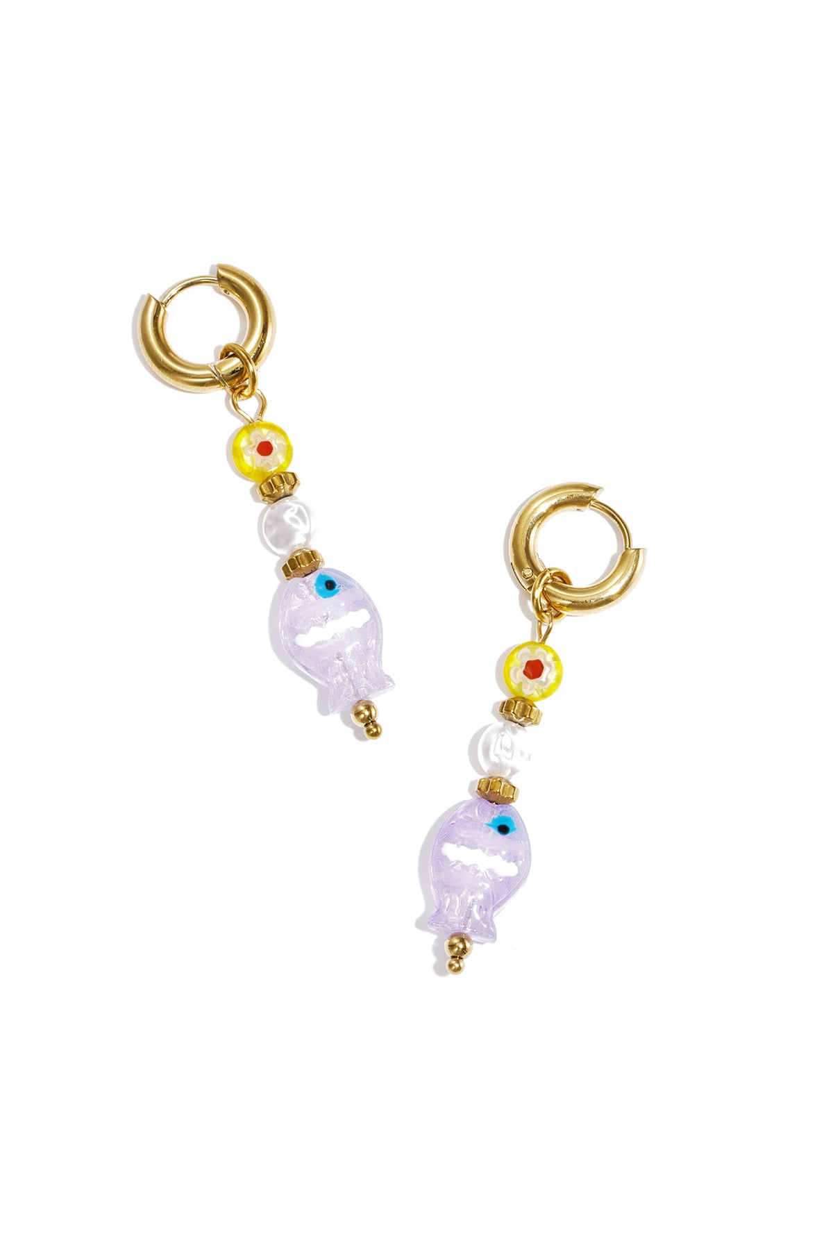 Gouden hoepel oorbellen met kleurrijke vis hangers in paars en blauw
