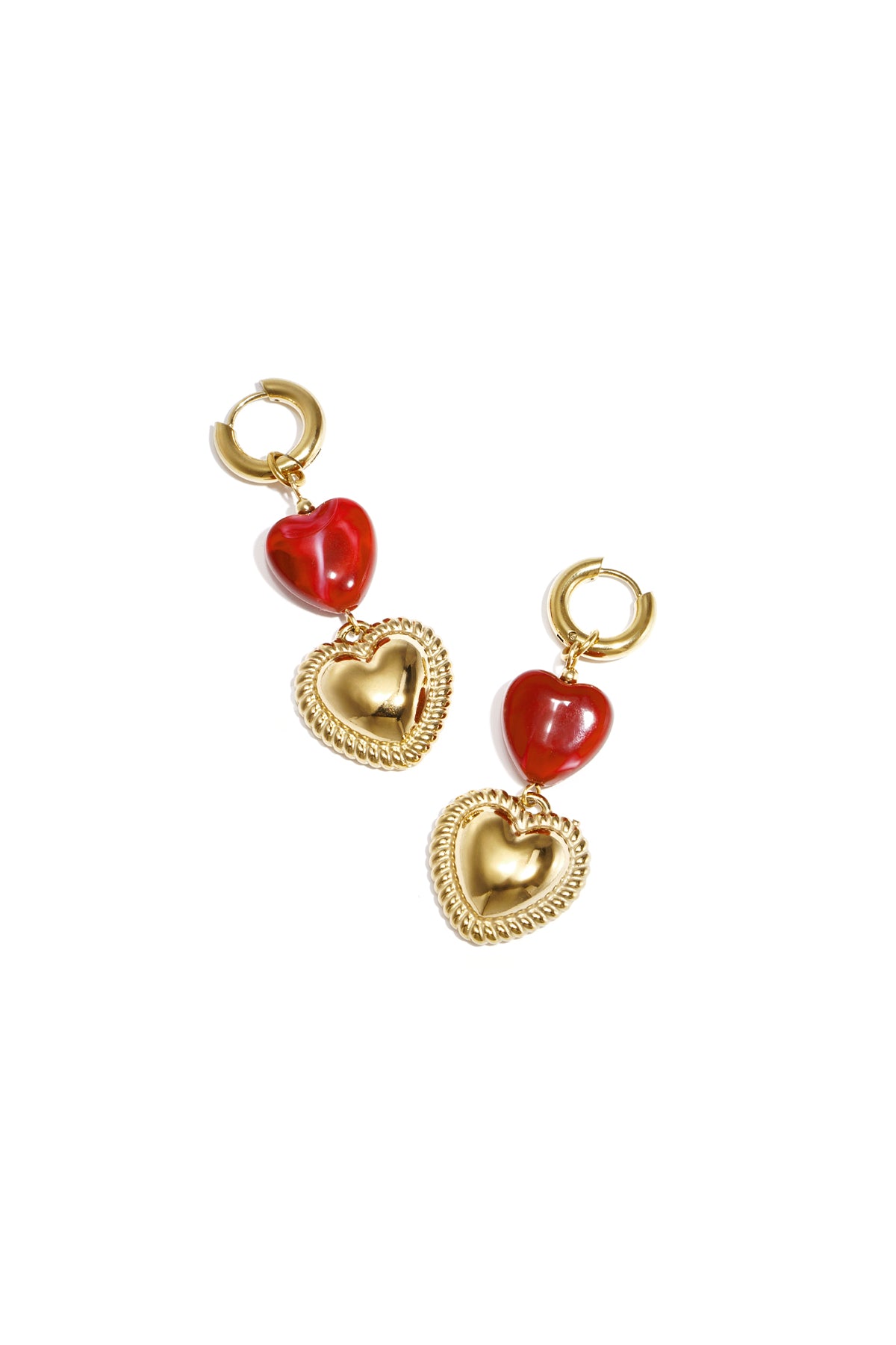Rode hart vormige drop oorbellen met goudkleurige hart hangers