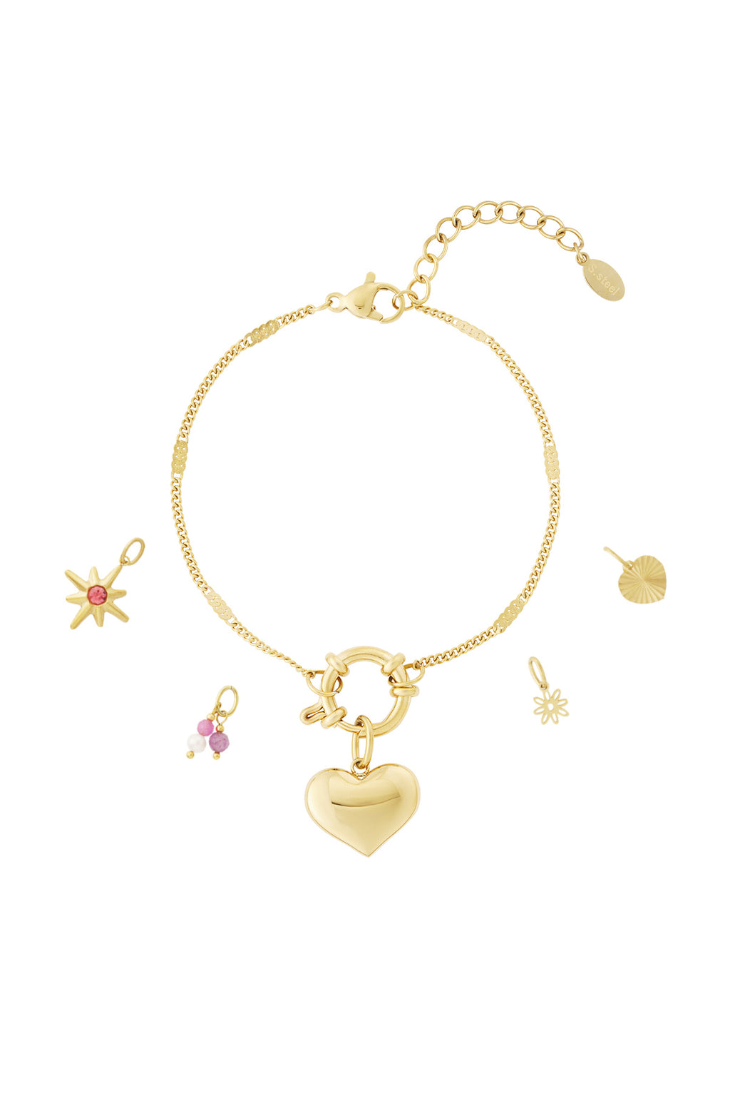 Gouden charm armband met groot hart hanger en kleinere kleurrijke accenten