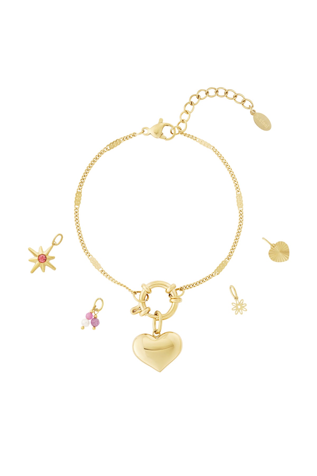 Gouden charm armband met groot hart hanger en kleinere kleurrijke accenten