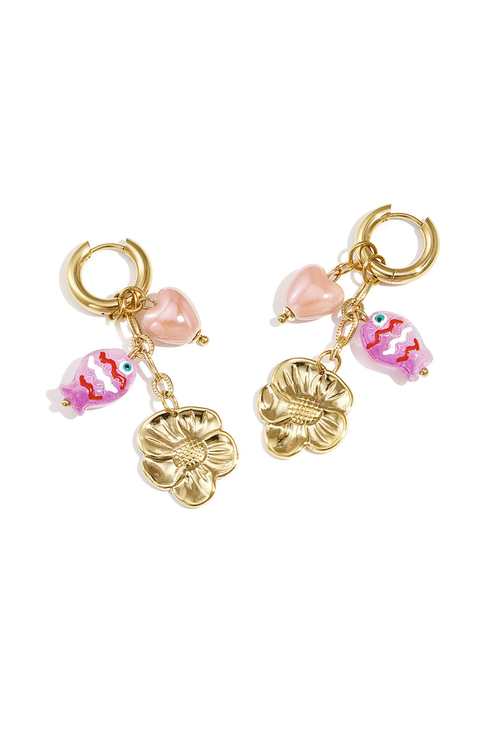 Gouden drop oorbellen met roze bloemen charmes en paarel details