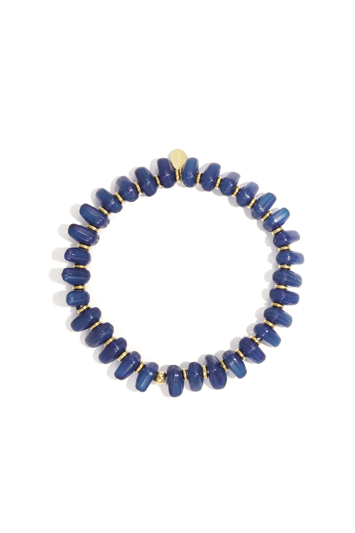 Blauwe acryl kralen armband met verschillende blauwtinten op witte achtergrond