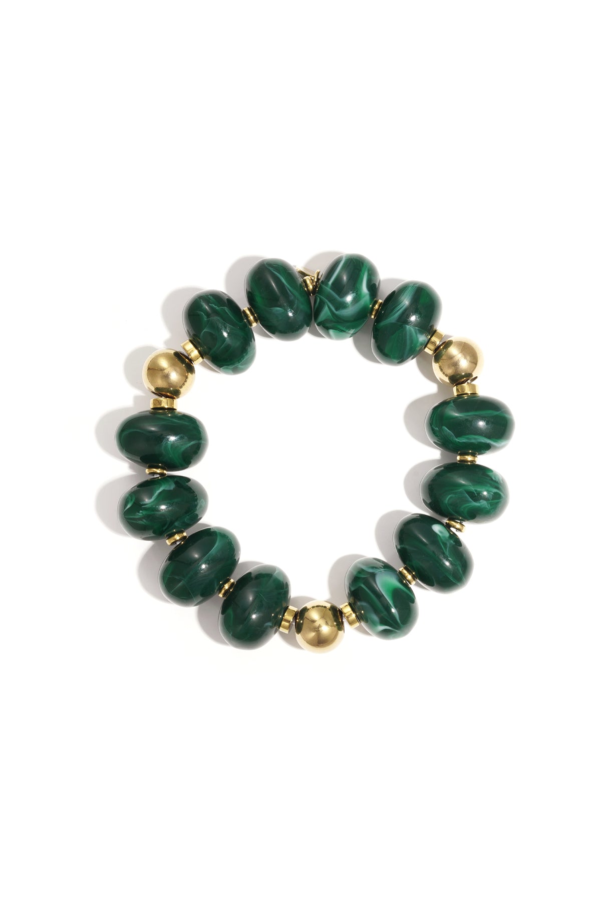 Groene malachiet kralen armband met gouden tussenkralen op witte achtergrond