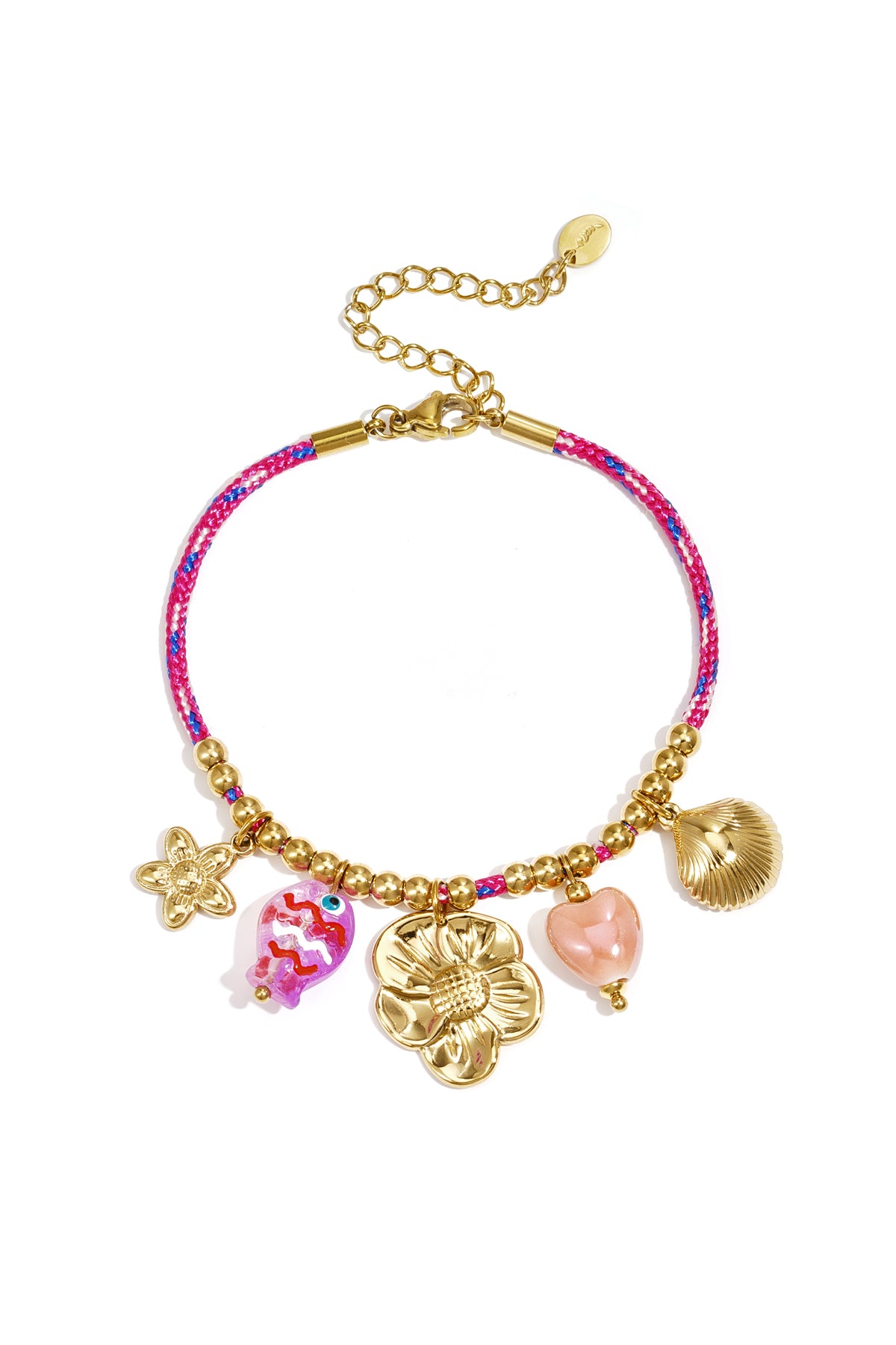 Roze touw armband met goudkleurige charmes waaronder bloemen, hartjes en schelpen