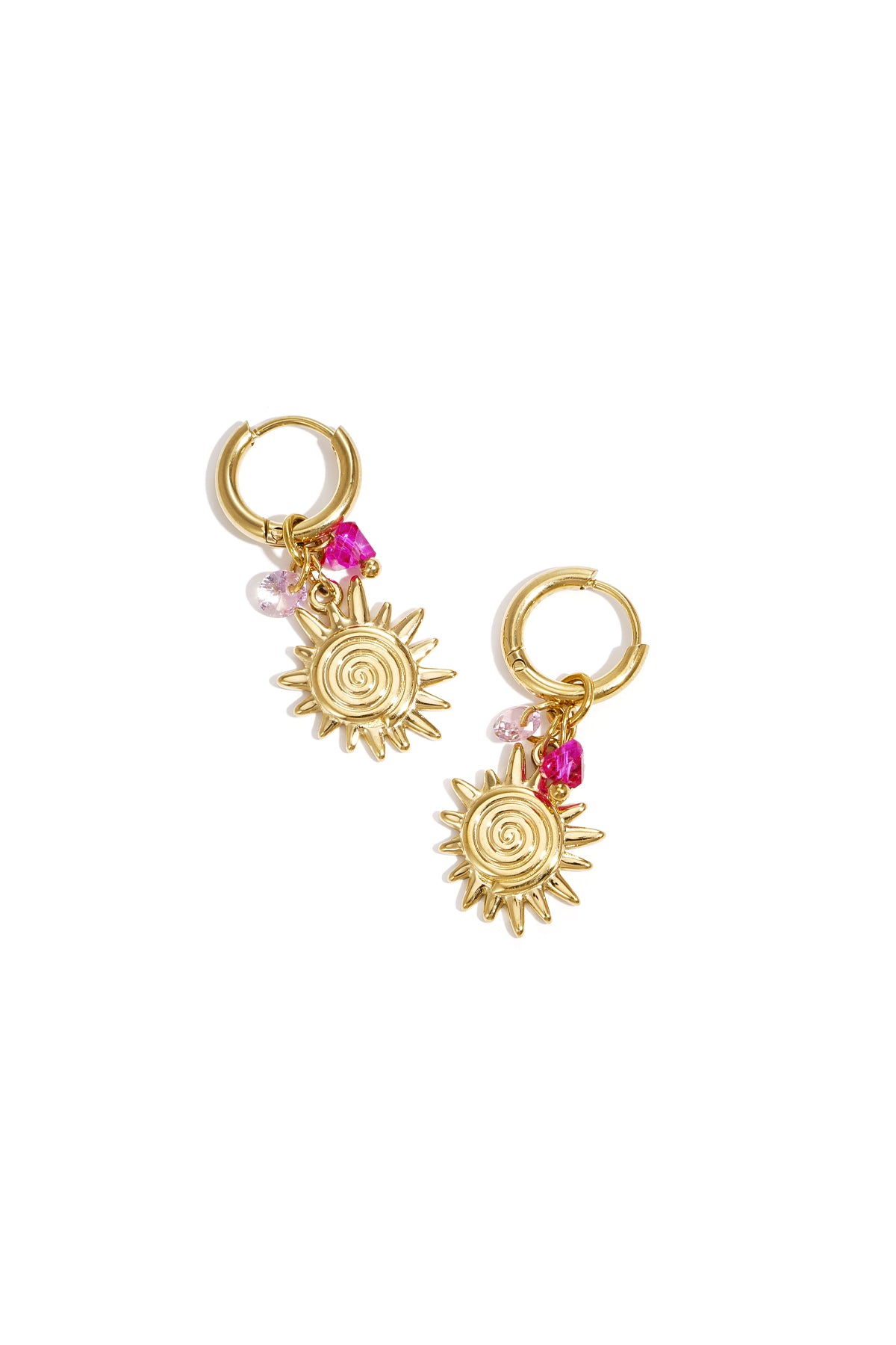Goudkleurige hoepel oorbellen met zon hanger en roze kristal accent