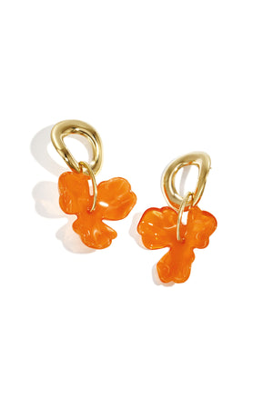 Goudkleurige hoepel oorbellen met oranje acryl bloem hanger