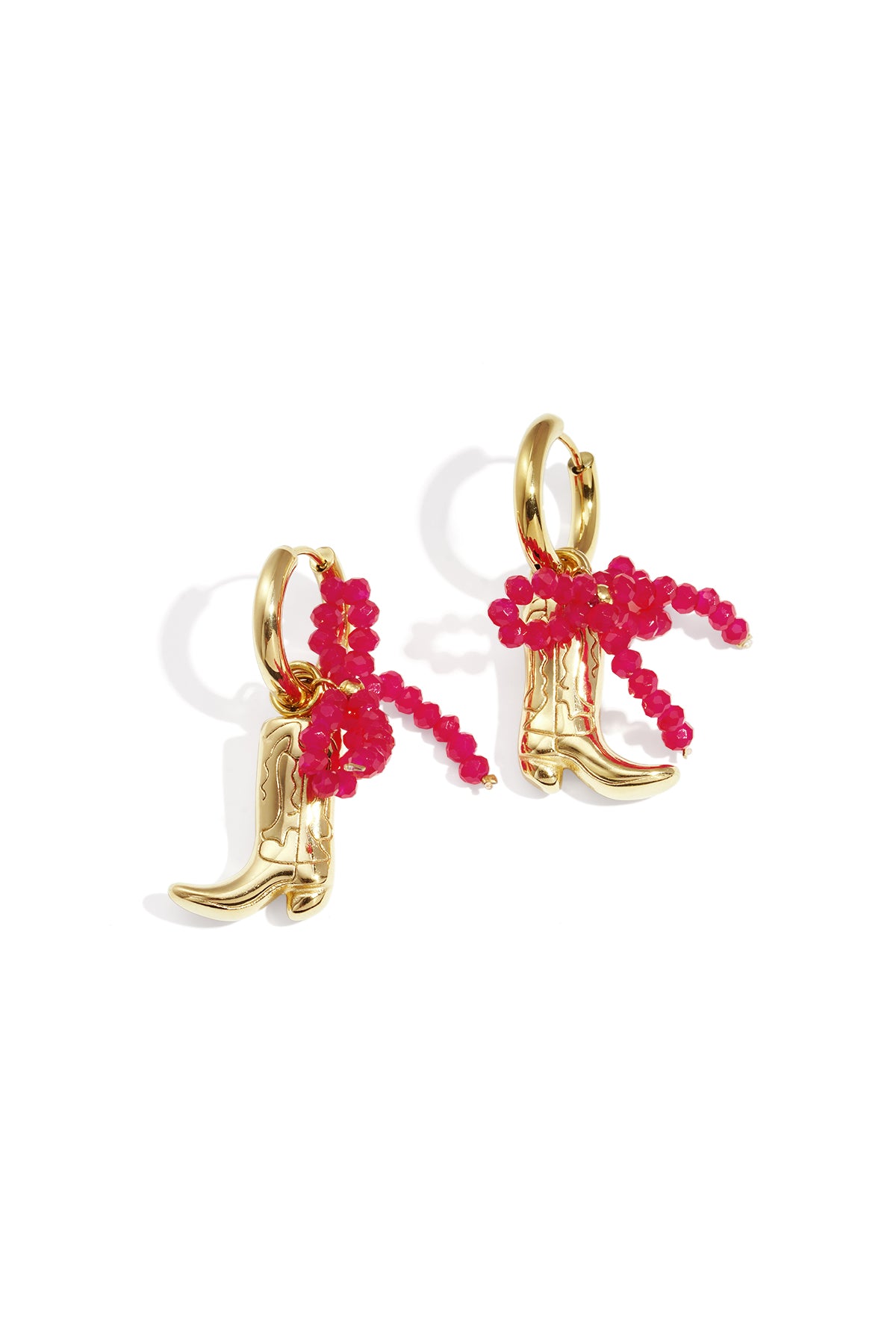 Gouden hoepel oorbellen met roze kralen en miniature cowboy laars hangers