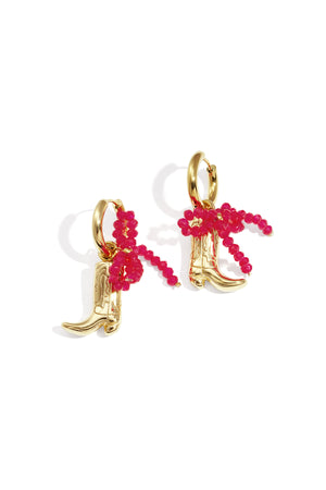 Gouden hoepel oorbellen met roze kralen en miniature cowboy laars hangers