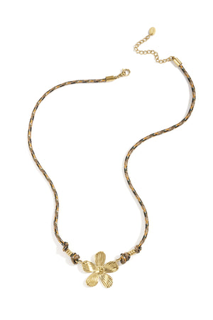 Bruine gevlochten touw ketting met gouden bloem hanger in het midden