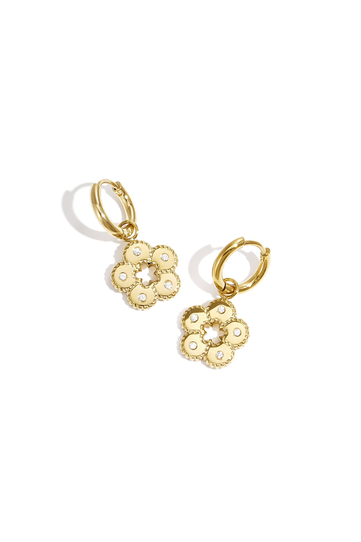 Gouden hoepel oorbellen met bloem charmes en zirkonia accenten