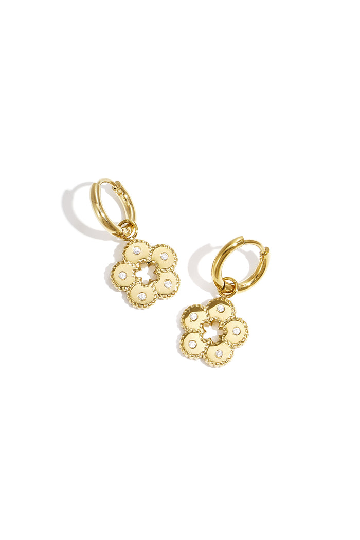 Gouden hoepel oorbellen met bloem charmes en zirkonia accenten