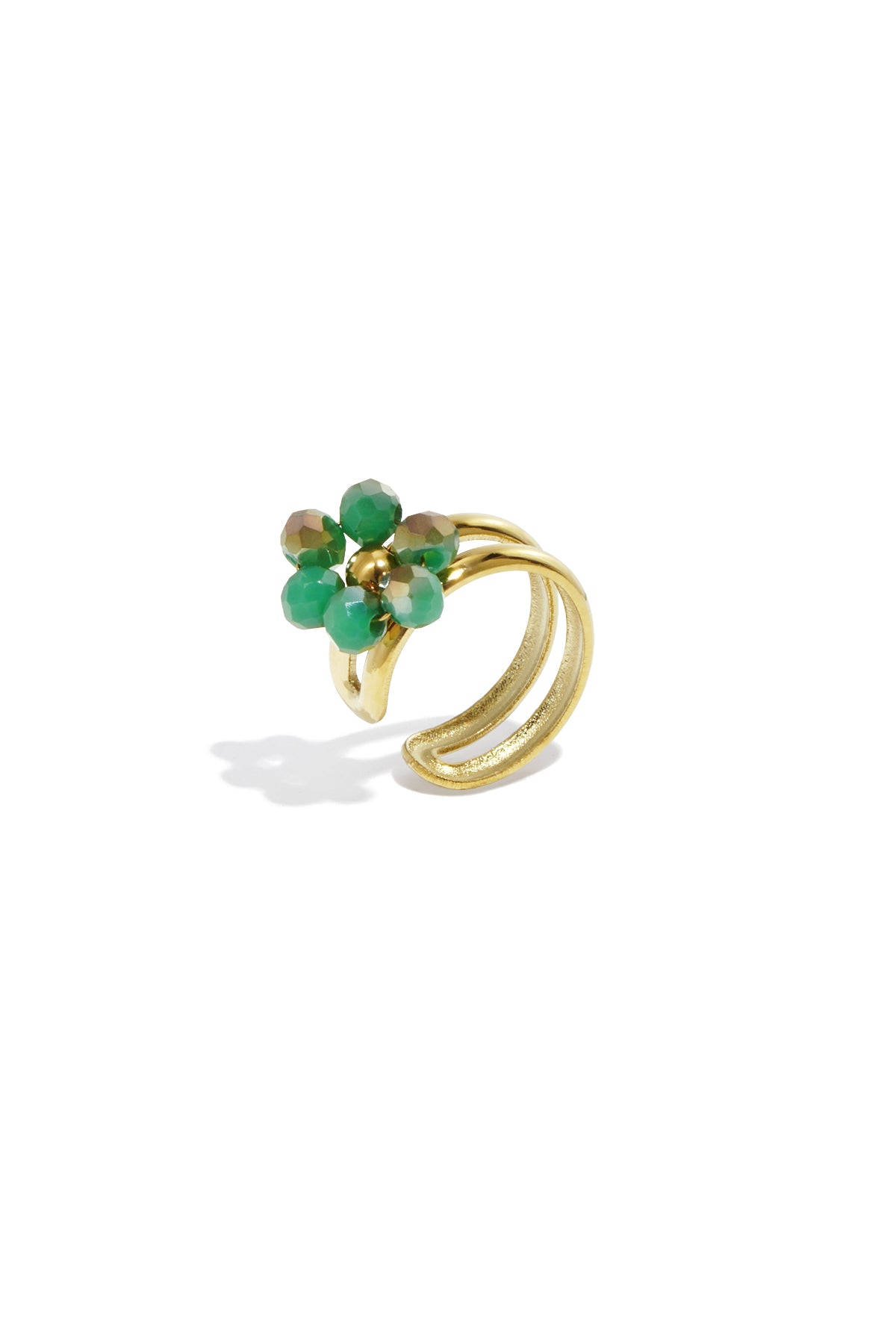 Goudkleurige ear cuff met groene natuursteen kralen in trosvorm