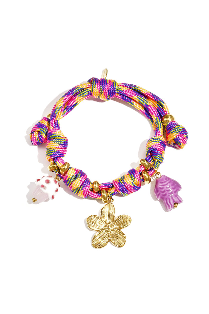 Paarse gevlochten touw armband met goudkleurige bloem charm en kleine hangers