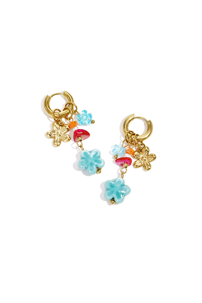 Goudkleurige drop oorbellen met cluster van kleurige emaille bloemen