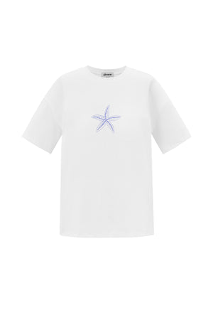 Wit katoenen shirt met geborduurde blauwe zeester op de borst