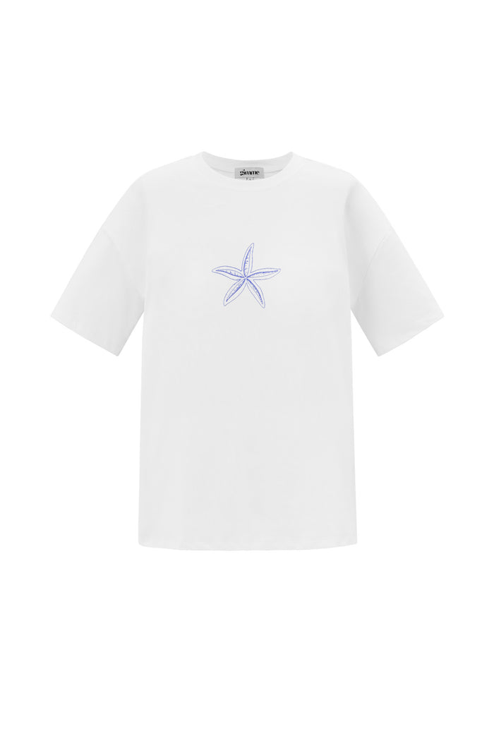 Wit katoenen shirt met geborduurde blauwe zeester op de borst