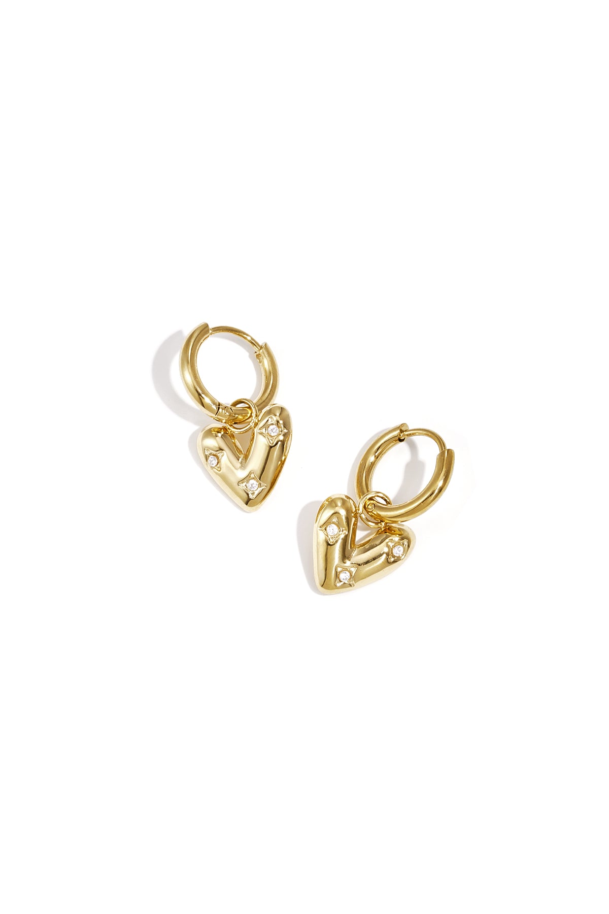 Goudkleurige huggie oorbellen met kristal bezette hartvormige hangers