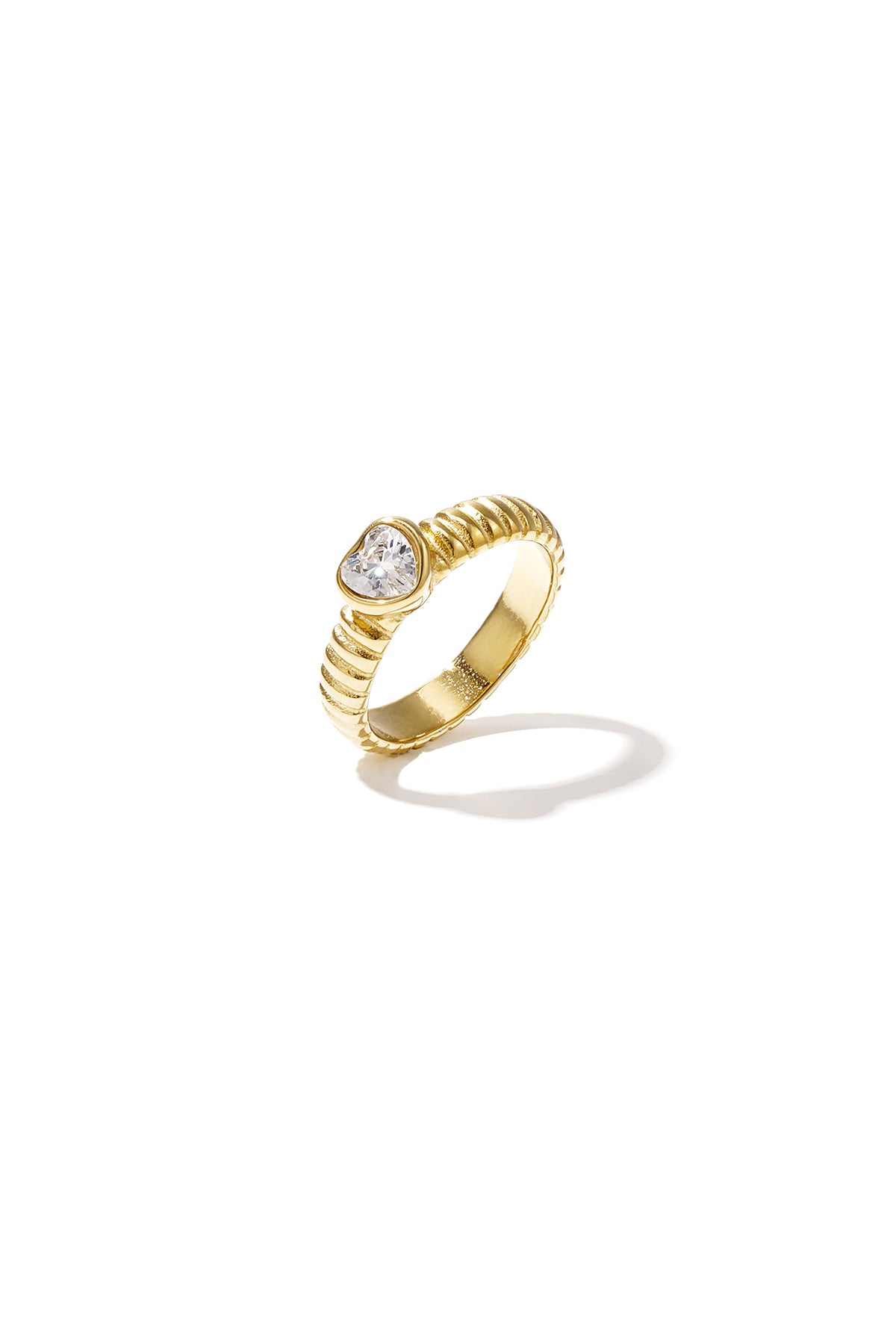 Gouden ring met hartvormig zirkonia kristal op gestructureerde band
