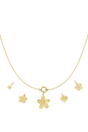 Gouden charm ketting met verschillende bloem hangers klaver en madeliefje