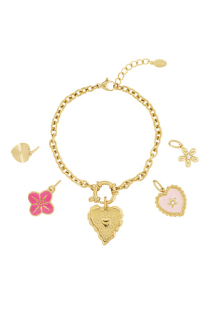 Gouden schakelarmband met roze bloem bedels en hart charmes van emaille