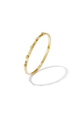 Goudkleurige bangle armband met kleine hart details bezet met kristallen