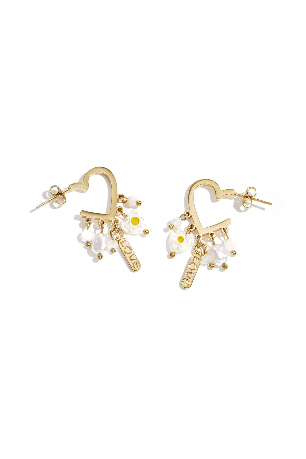 Gouden drop oorbellen met hart hangers en witte kralen