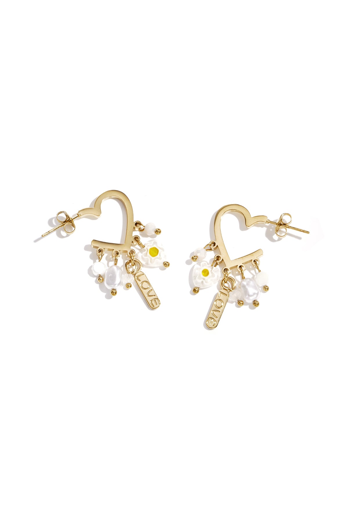 Gouden drop oorbellen met hart hangers en witte kralen