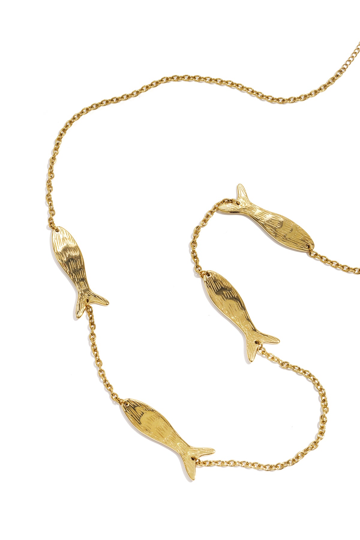 Goudkleurige lange ketting met vis charmes van roestvrij staal